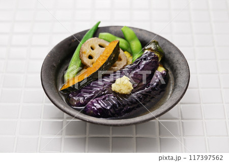 夏にぴったりの冷たい前菜。 野菜をさっと茹でたり揚げたりして、だし汁に浸したもの。 117397562