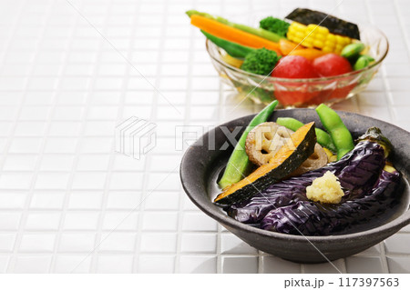 夏にぴったりの冷たい前菜。 野菜をさっと茹でたり揚げたりして、だし汁に浸したもの。 117397563