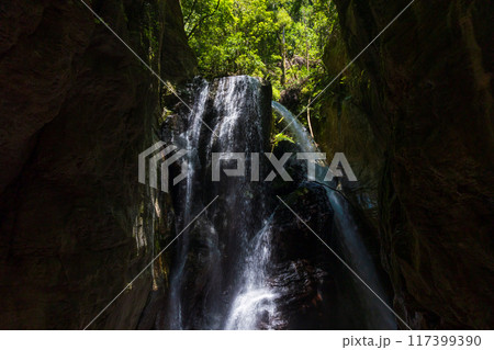 高知県仁淀川町　新緑の中津渓谷（仁淀ブルー）　雨竜の滝 117399390