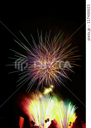 高知市納涼花火大会の放射状に広がる花火 117400023