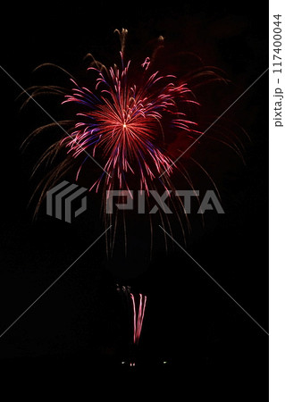 高知市納涼花火大会の放射状に広がる花火 117400044
