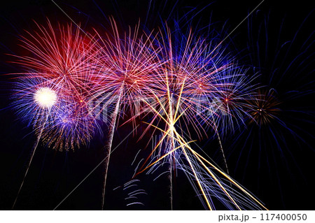 高知市納涼花火大会の放射状に広がる花火 117400050