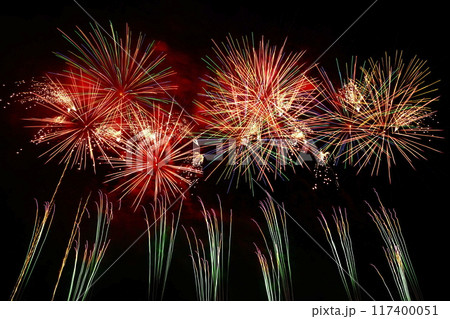 高知市納涼花火大会の放射状に広がる花火 117400051