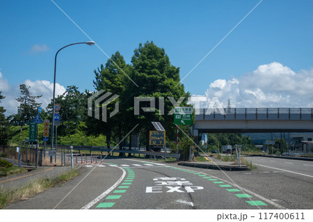 北陸自動車道 柏崎インターチェンジへの分岐 北陸自動車道 柏崎インターチェンジへの分岐 117400611