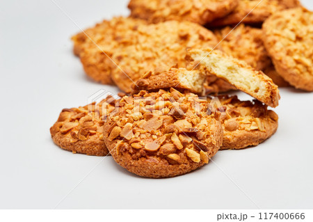 Crunchy peanut cookies with a delicious nutty topping, perfect for a sweet and satisfying snack 117400666