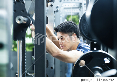 スポーツジム　トレーニングジム　男性　筋トレ　ポートレート 117400742