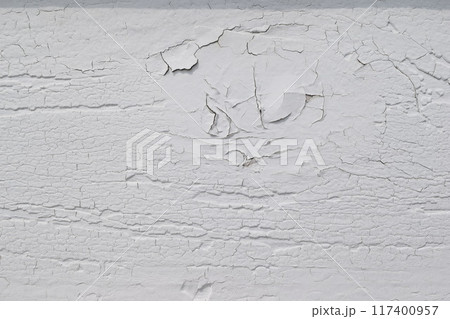 劣化してひび割れた塗装 117400957