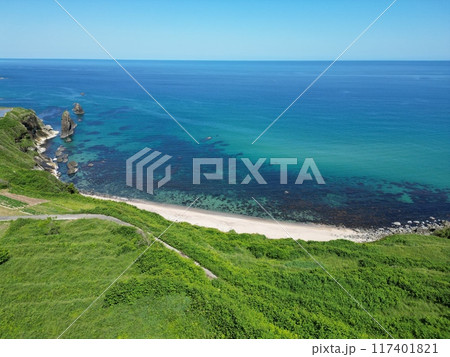 京都府丹後町の屛風岩の奇岩の空撮 117401821