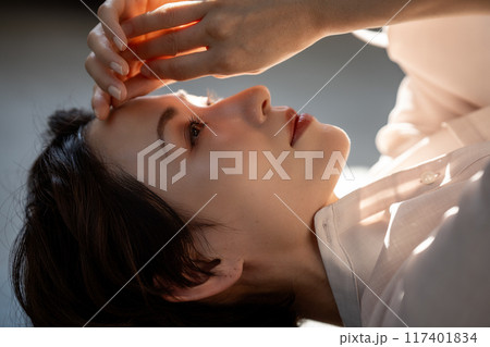 ミドルの女性の横顔 ビューティーイメージ ミドルの女性の横顔 ビューティーイメージ 117401834