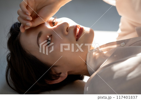 ミドルの女性の横顔　ビューティーイメージ 117401837