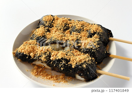 黒ごまきなこの串団子 黒ごまきなこの串団子 117401849