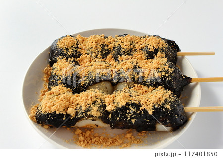 黒ごまきなこの串団子 黒ごまきなこの串団子 117401850
