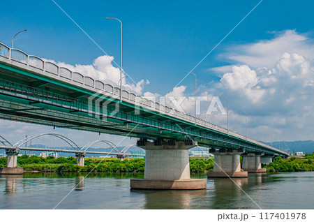 淀川に架かる道路橋 枚方大橋 淀川に架かる道路橋 枚方大橋 117401978