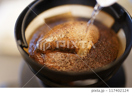 深煎りコーヒーのハンドドリップ　お湯注ぐ 117402124