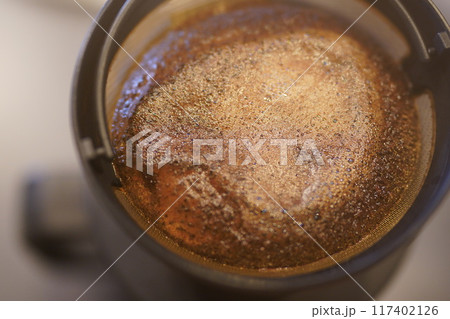 深煎りコーヒーのハンドドリップ 俯瞰 深煎りコーヒーのハンドドリップ 俯瞰 117402126