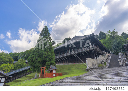 静寂に包まれた朝の東大寺二月堂 117402282