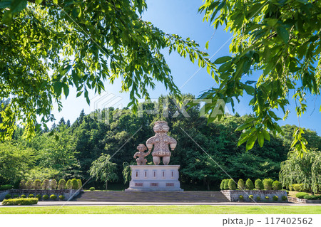 「青森県」夏・ 新緑の八戸公園の風景　八戸市 117402562