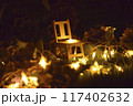自分自身と向き合う落ち着いた夜の椅子のイメージ 117402632