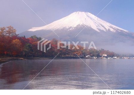山中湖村 富士山と山中湖の紅葉 山中湖村 富士山と山中湖の紅葉 117402680