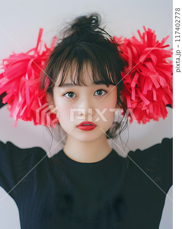 エネルギッシュな輝きを放つ、明るいチアリーダーのアジア人女性 エネルギッシュな輝きを放つ、明るいチアリーダーのアジア人女性 117402778