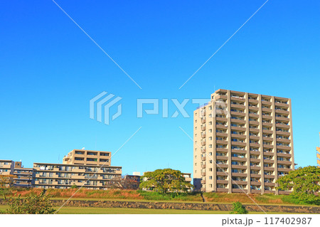 愛知県名古屋市、矢田川沿いに建つマンションの風景 愛知県名古屋市、矢田川沿いに建つマンションの風景 117402987