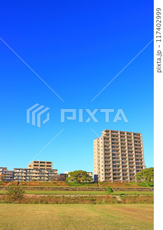 愛知県名古屋市、矢田川沿いに建つマンションの風景 愛知県名古屋市、矢田川沿いに建つマンションの風景 117402999