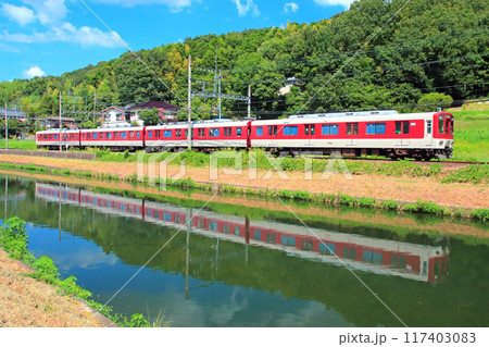 竜田川の川面に映える近鉄電車 117403083