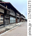 早朝の奈良井宿の古い町並み、木造家屋が並ぶ 117403273