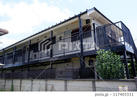 住宅街のアパート 117403331