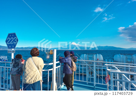 駿河湾の船上から富士山を眺める 117403729