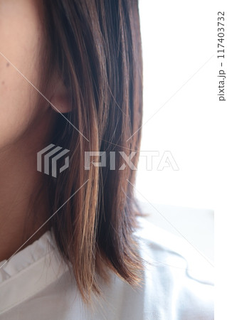 髪の傷みが気になる女性 117403732