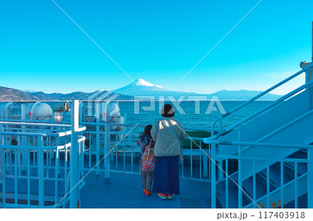 駿河湾の船上から富士山を眺める 駿河湾の船上から富士山を眺める 117403918