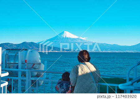駿河湾の船上から富士山を眺める 117403920
