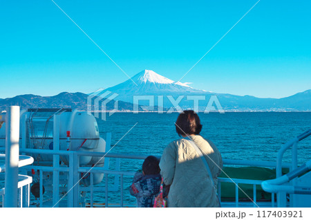 駿河湾の船上から富士山を眺める 117403921