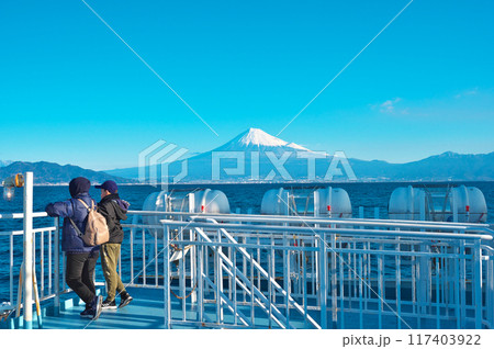 駿河湾の船上から富士山を眺める 駿河湾の船上から富士山を眺める 117403922