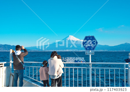駿河湾の船上から富士山を眺める 117403923