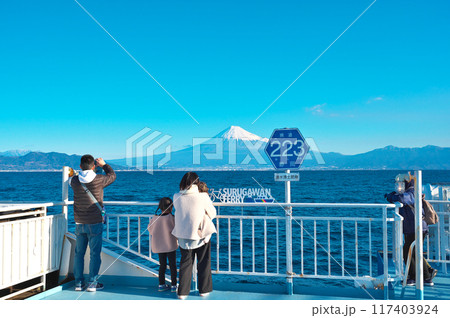 駿河湾の船上から富士山を眺める 駿河湾の船上から富士山を眺める 117403924