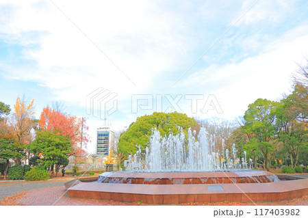 愛知県名古屋市、吹上公園噴水の風景 117403982