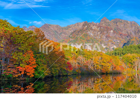 【秋素材】秋の戸隠高原鏡池【長野県】 117404010