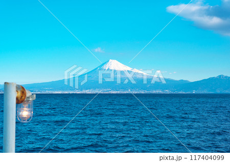 駿河湾の船上から富士山を眺める 駿河湾の船上から富士山を眺める 117404099