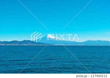 駿河湾の船上から富士山を眺める 117404212