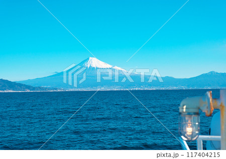 駿河湾の船上から富士山を眺める 117404215
