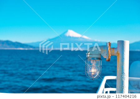 駿河湾の船上から富士山を眺める 駿河湾の船上から富士山を眺める 117404216