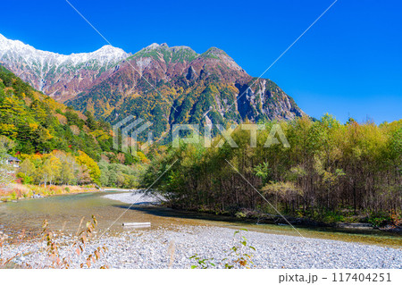 【秋素材】錦秋の上高地・梓川の清流【長野県】 117404251