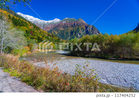 【秋素材】錦秋の上高地・梓川の清流【長野県】 【秋素材】錦秋の上高地・梓川の清流【長野県】 117404252