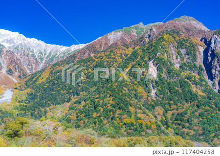 【秋素材】錦秋の上高地・梓川の清流【長野県】 117404258
