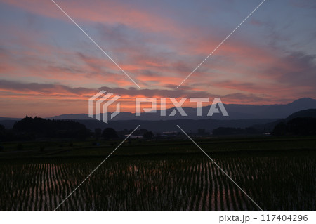 北杜市白州町から見る奥秩父の朝焼け 117404296