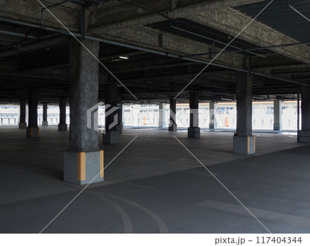 古い商業施設の駐車場の風景 117404344