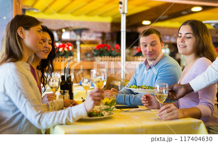 Man and women dining in restaurant 117404630