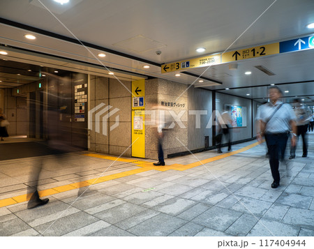 東京都市風景　都心の地下連絡通路 117404944